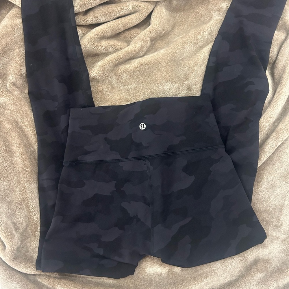 Black camo lululemon wunder under size 4 28”
